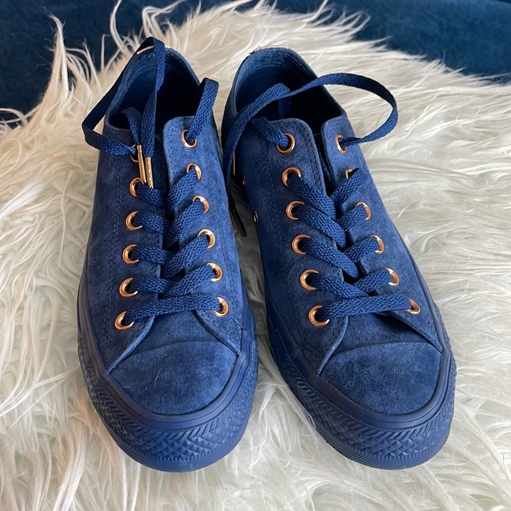 Blue suede low top converse